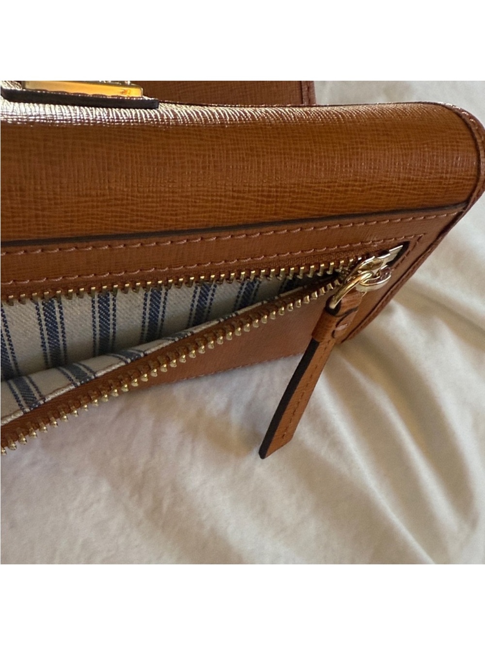 Dooney & Bourke Brown Leather Wallet. Super cute & great quality!